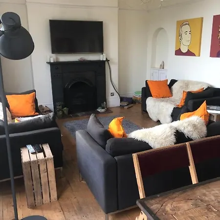 Higgihaus #46 2-4 Bed Small Groups Hip Location Sleeps 4 - 10 * Бристоль