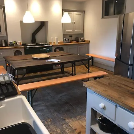 Higgihaus #46 2-4 Bed Small Groups Hip Location Sleeps 4 - 10 Бристоль