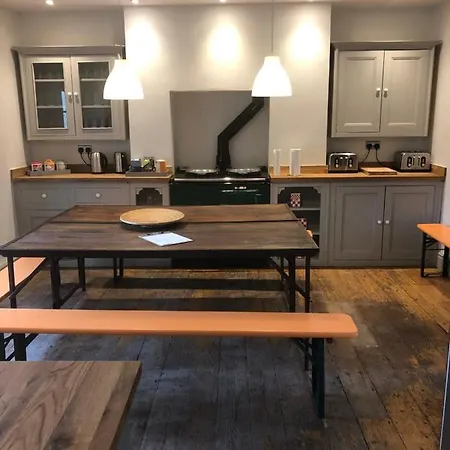 Higgihaus #46 2-4 Bed Small Groups Hip Location Sleeps 4 - 10 Бристоль